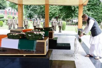 Chief Minister Omar Abdullah today laid a wreath and paid rich tributes to the soldiers who made the supreme sacrifice in the line of duty at Kulgam.