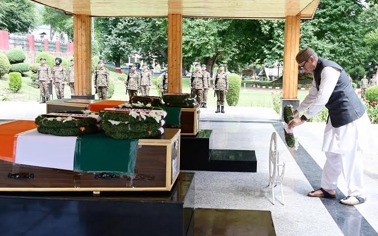 Chief Minister Omar Abdullah today laid a wreath and paid rich tributes to the soldiers who made the supreme sacrifice in the line of duty at Kulgam.