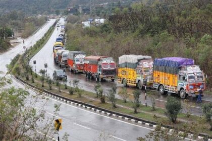 4873 Fruit-Laden Trucks Evacuated in 2 Days; 500 More to Leave Qazigund by Midnight: Div Com Kashmir