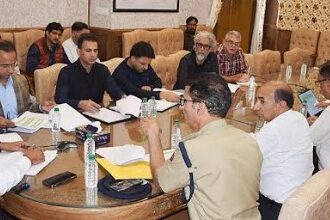 Divisional Commissioner Kashmir Reviews Measures to Decongest Srinagar Roads