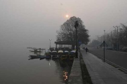 Srinagar records minus 4.4°C as cold wave grips Kashmir