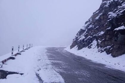Fresh snowfall at Zojila as freezing temperatures grip Kashmir Valley