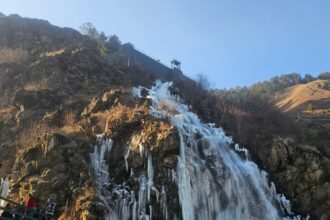 Tourist Influx Surges in Kashmir Following Snowfall; Visitors Hail Kashmir as India's Switzerland