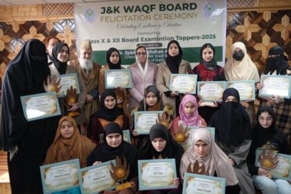 J&K Waqf Board Felicitates 30 Toppers from Its Schools