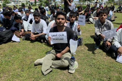 Students Protest Closure of Siraj-ul-Aloom Institute in Shopian