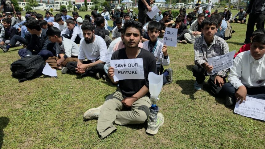 Students Protest Closure of Siraj-ul-Aloom Institute in Shopian