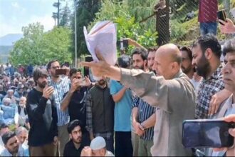 Don't torment my Kashmiris, whether Hindu or Muslim: Er Rashid at father's funeral