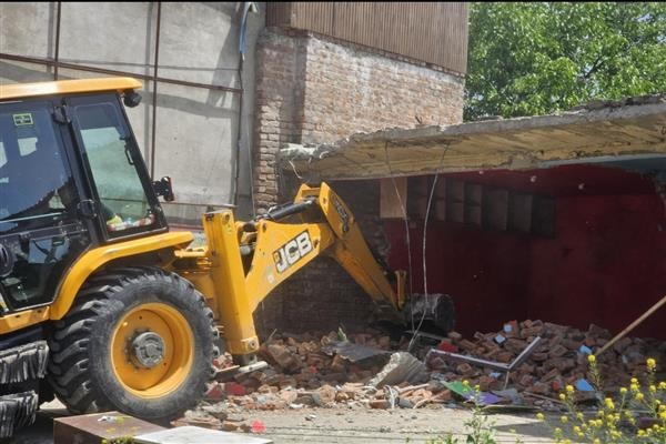 Under anti-drug drive, two illegal shops pulled down in Tangmarg